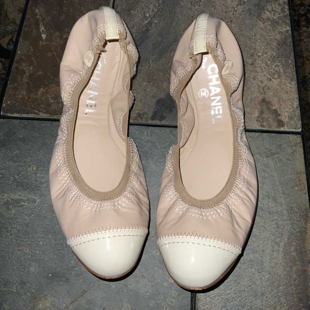 AUTHENTIC CHANEL Beige & White Cap Toe Ballet Flats Size 38 1/2